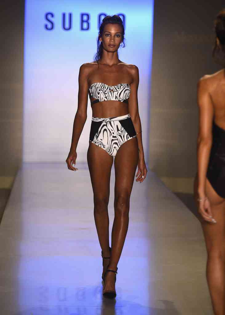 costum de baie care se poarta