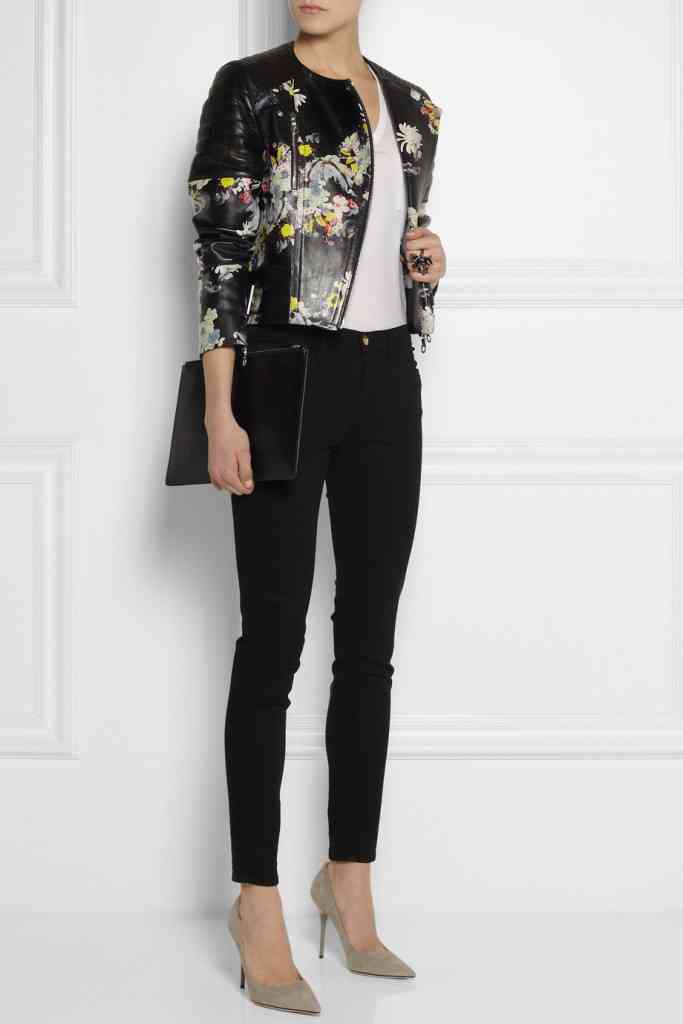 pantaloni negri cu tricou alb