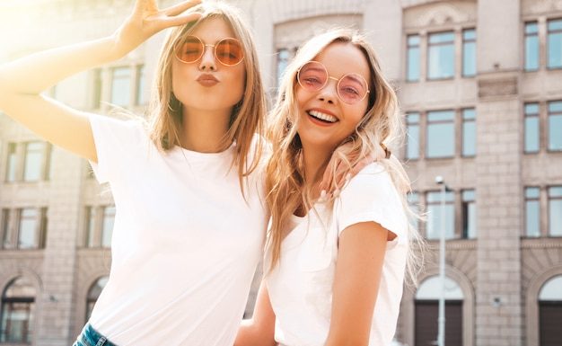 Cum să porți topurile scurte? 5 idei de ținute chic