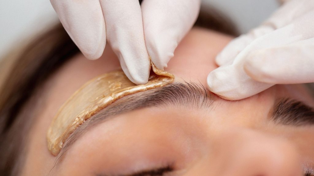 Epilare cu ceara pentru indepartarea parului sprancenelor