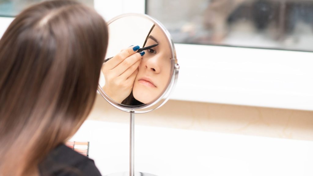 Nu folosi o oglinda de marire pentru a face sprancene