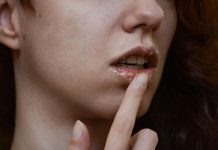 Exfolierea buzelor 101: Cum sa utilizezi un exfoliant pentru buze in mod corect