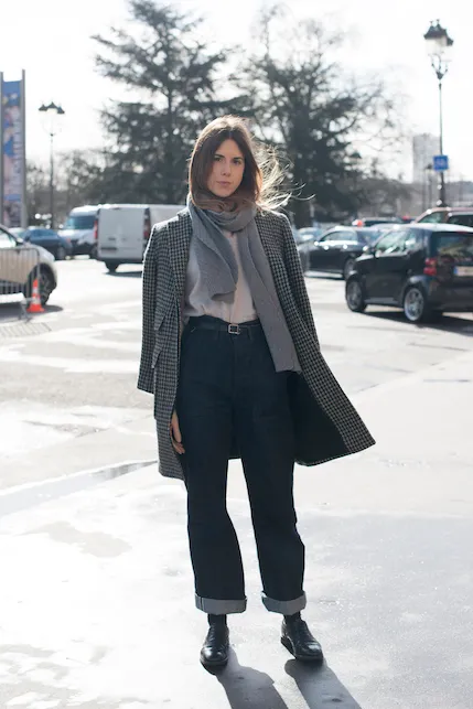 fata cu blugi si blazer si oxford barbati